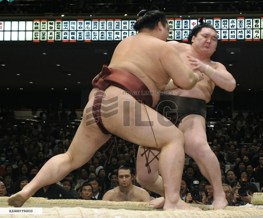 Kisenosato stops Hakuho again
