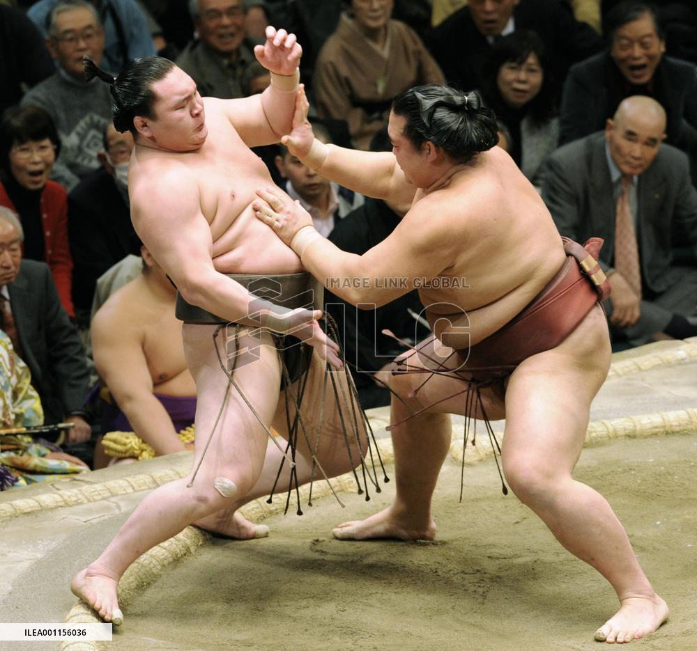 Kisenosato stops Hakuho again