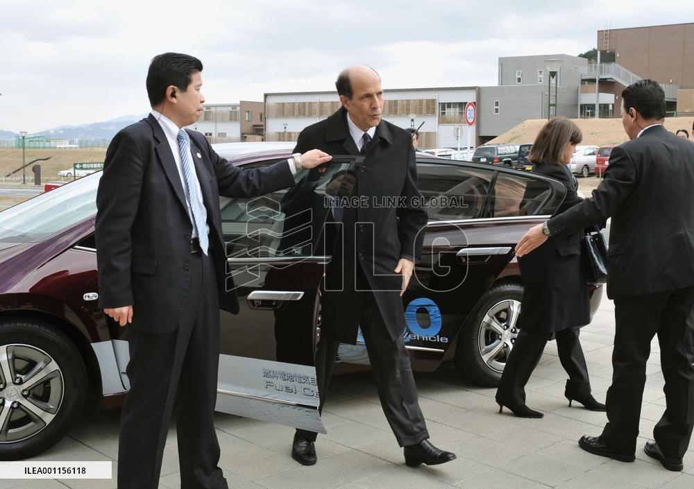 U.S. envoy Roos at Kyushu University
