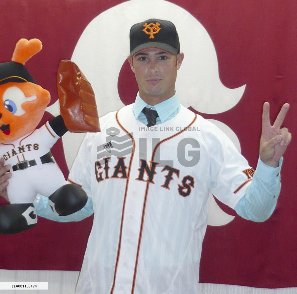 Australian lefty joins Giants under player development contract