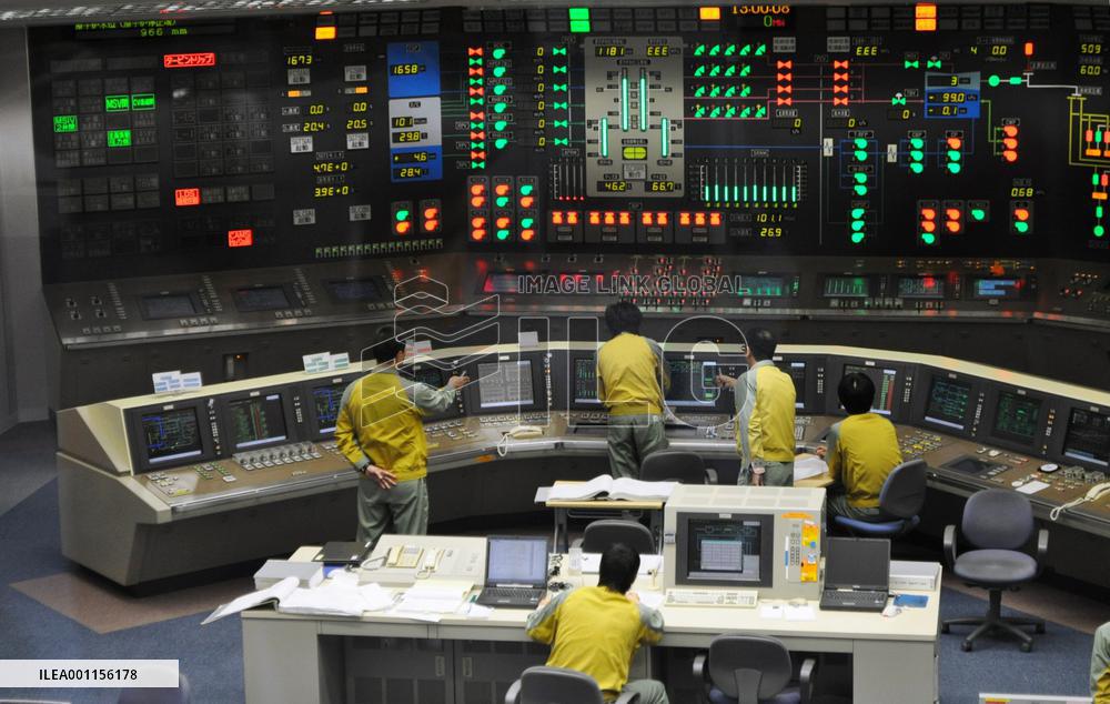 Control room for No. 5 reactor at Hamaoka nuclear plant