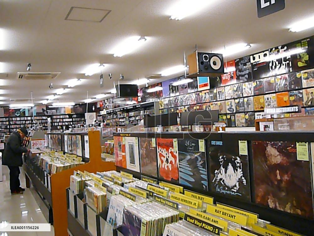 Tokyo jazz record shop boasts 100,000 CDs, LPs