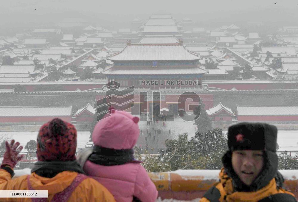 First snow of season comes late in Beijing