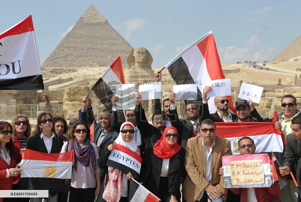 Egypt courts tourists