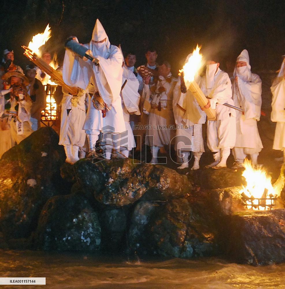 'Omizuokuri' ritual in Fukui Pref.