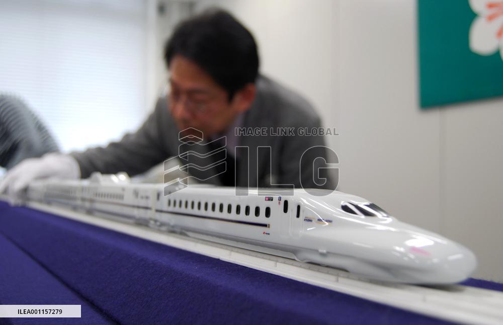 Porcelain bullet train