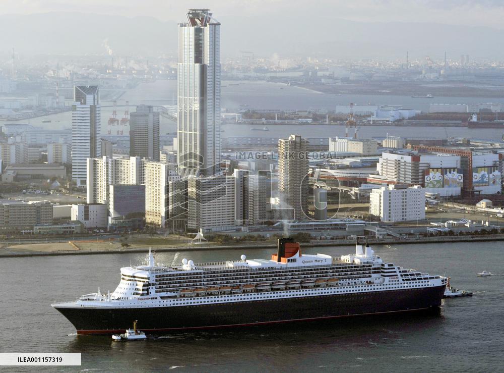 Queen Mary 2 in Osaka