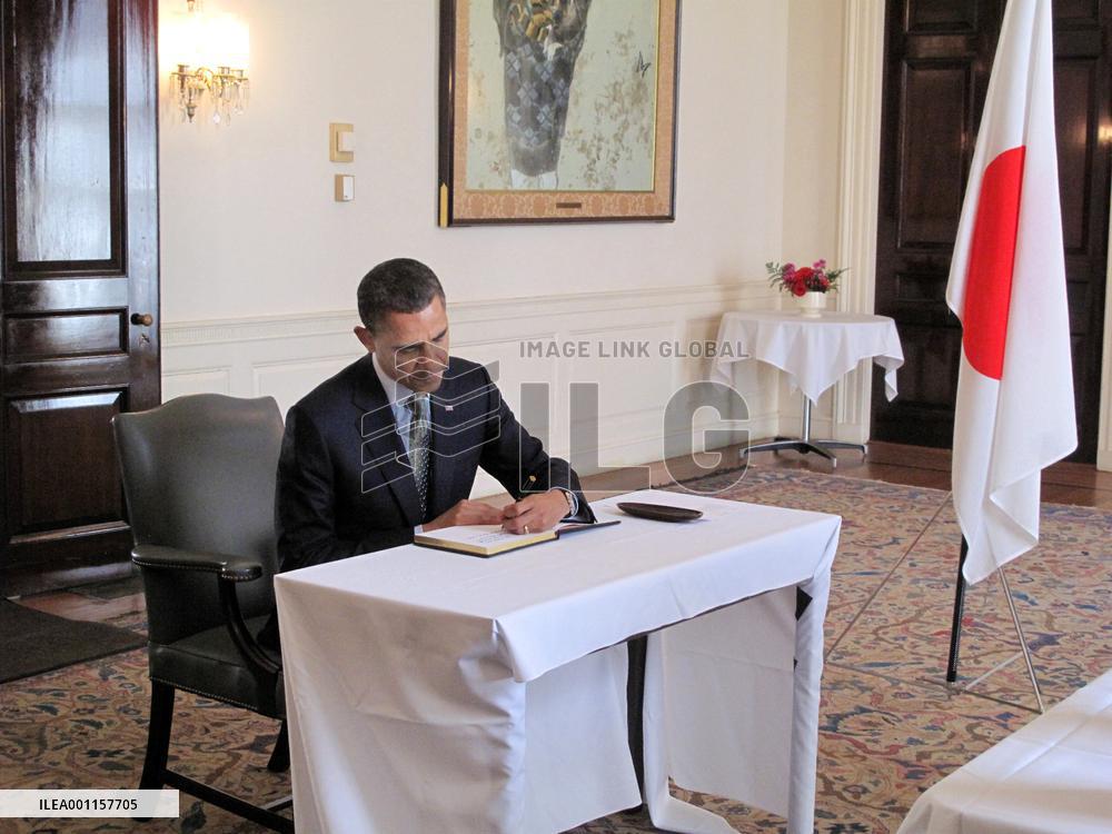 Obama signs condolence book