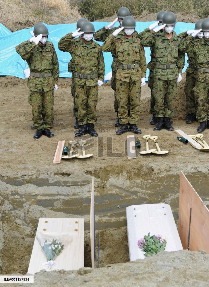 Burial of quake and tsunami victims