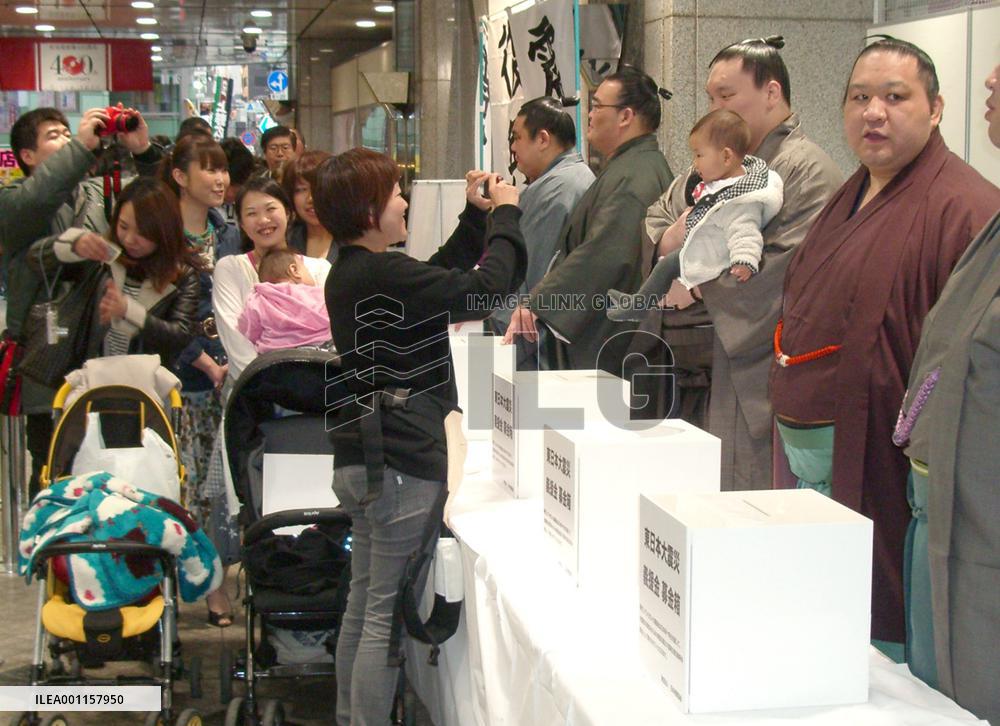 Sumo wrestlers' quake relief drive