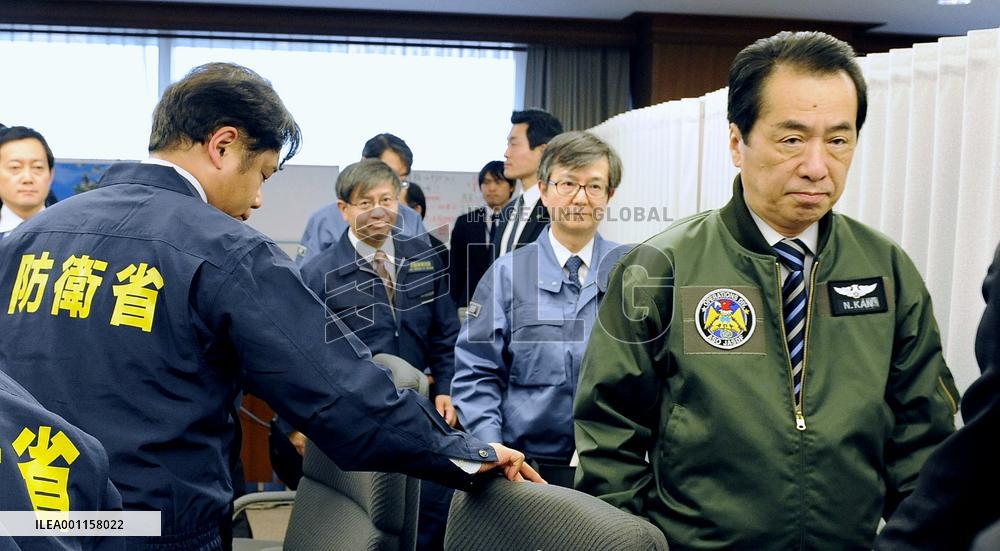 Kan inspects Defense Ministry