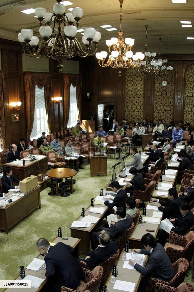 Lighting reduced for Diet session