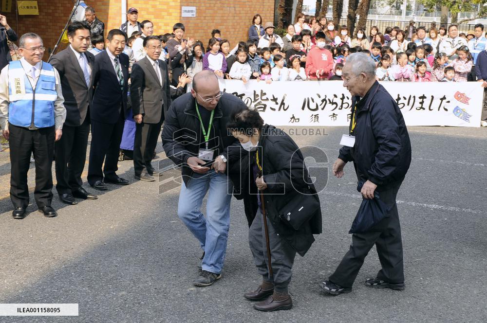 Quake evacuees relocate to another shelter