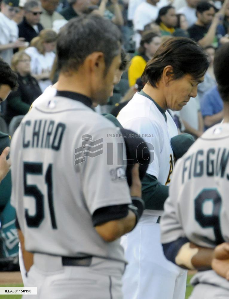 Ichiro and Matsui observe moment of silence