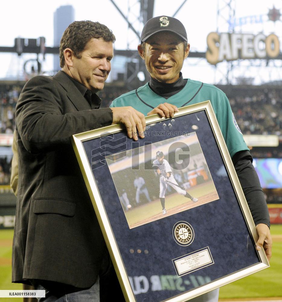 Ichiro celebrates new record