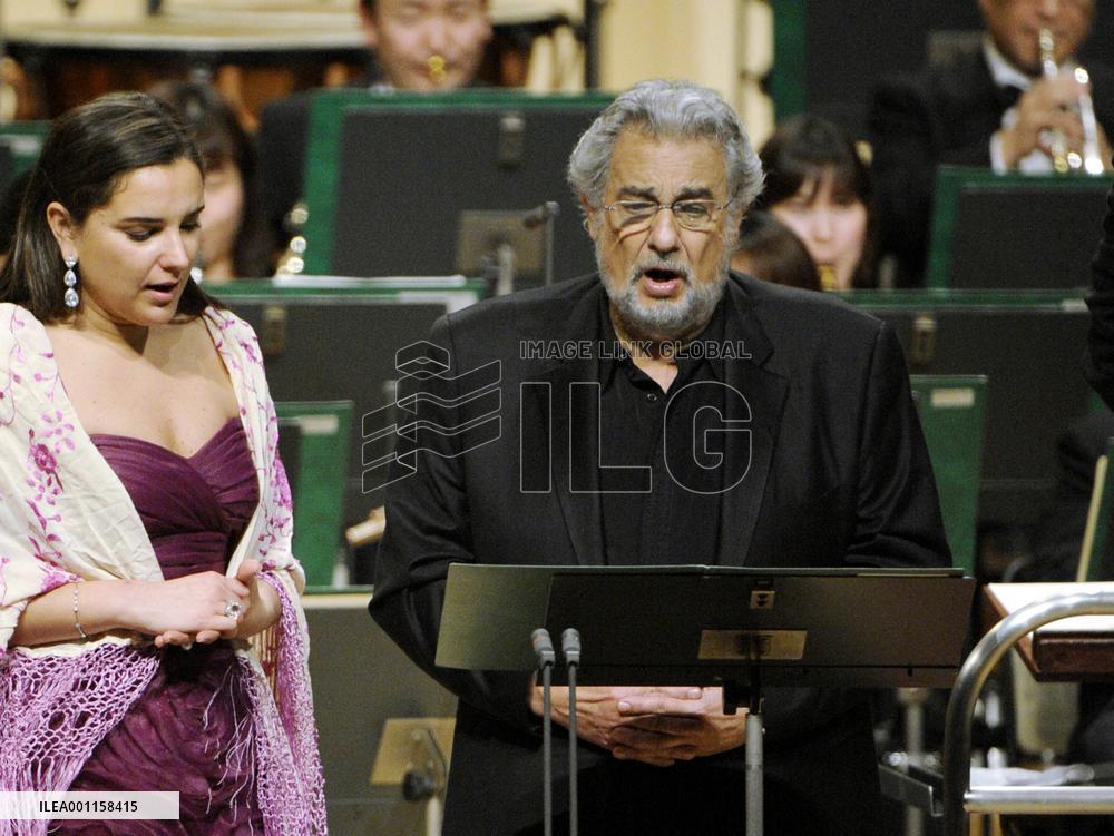 Domingo sings in support of quake victims