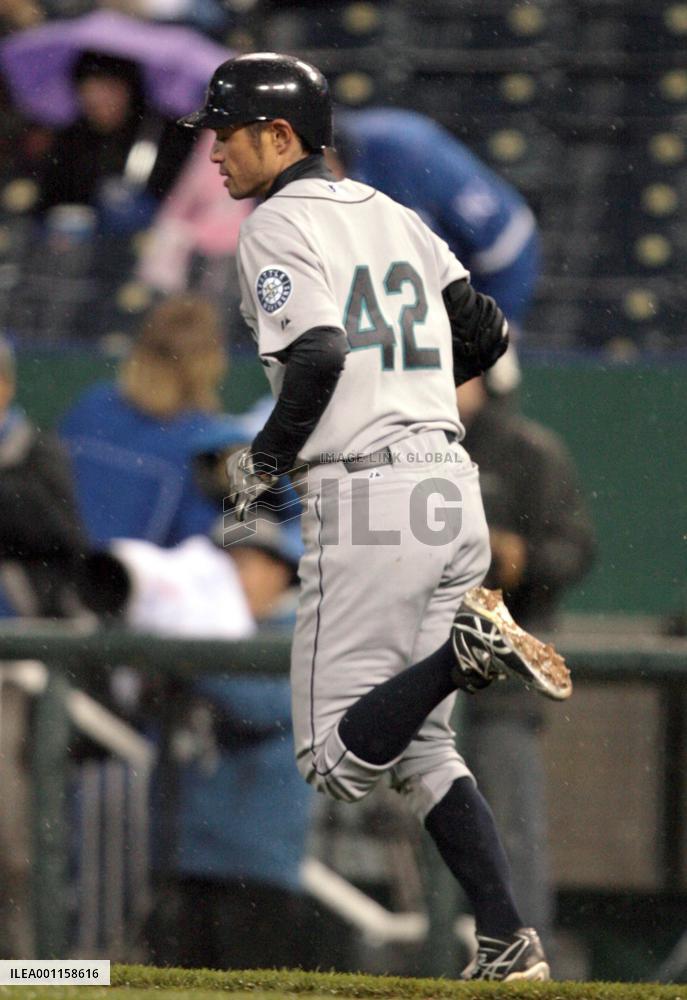 Ichiro wears Robinson's 42