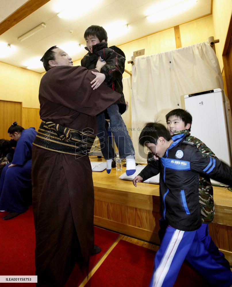 Ozeki Kaio visits evacuation center