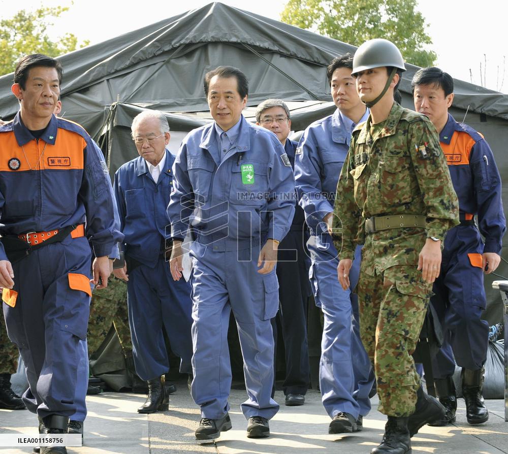 PM Kan meets disaster evacuees