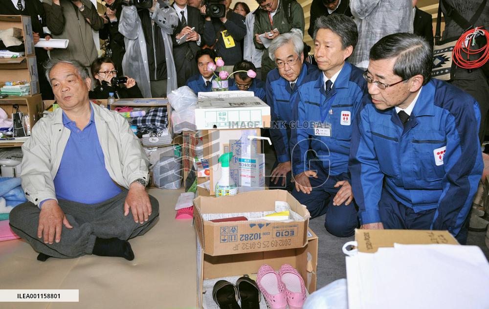 TEPCO officials apologize to Fukushima evacuees