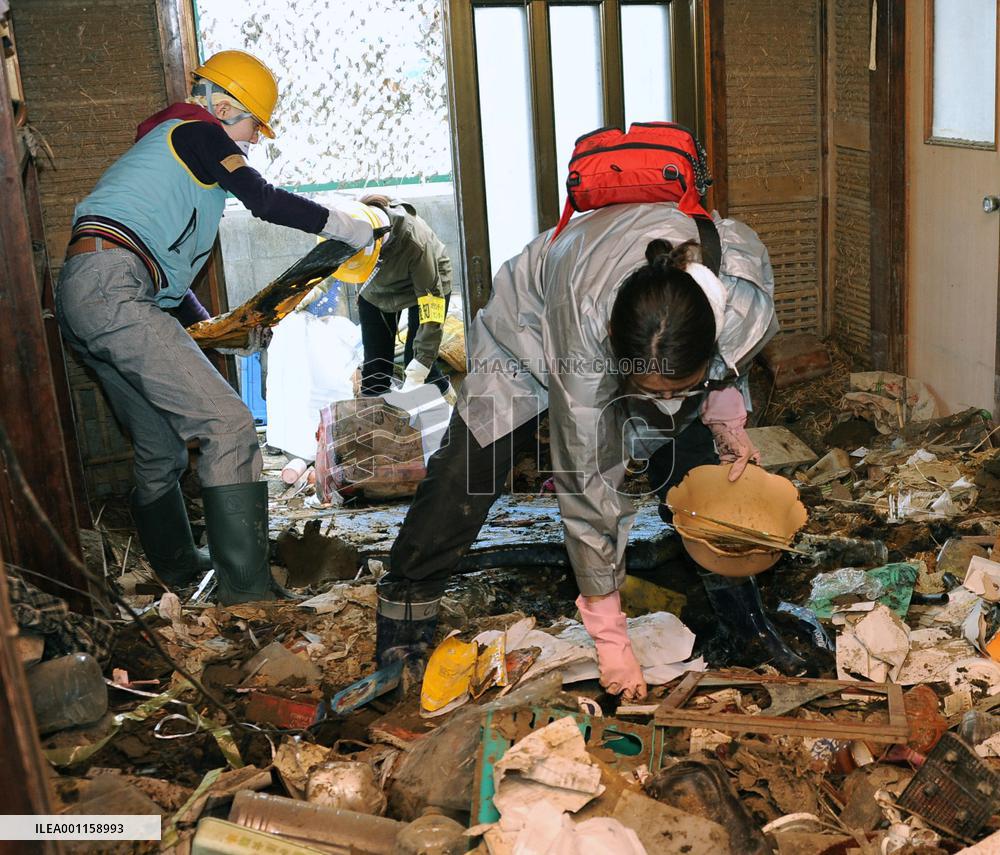 Volunteers arrive at tsunami-hit areas as holiday starts