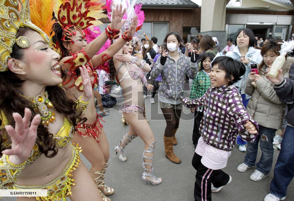 Samba dancers cheer tsunami survivors