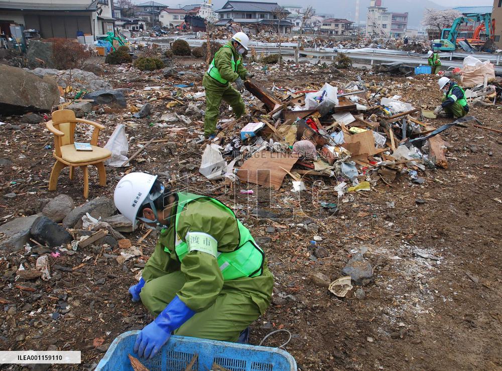 Ofunato city hires temp staff to clear rubble