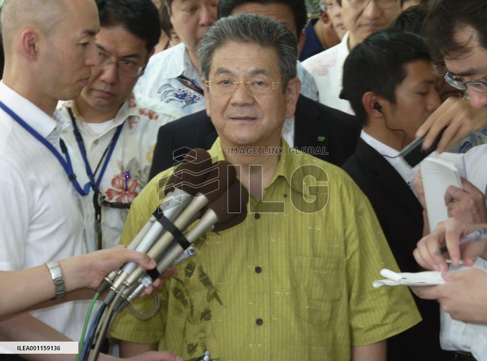 Defense chief Kitazawa in Okinawa