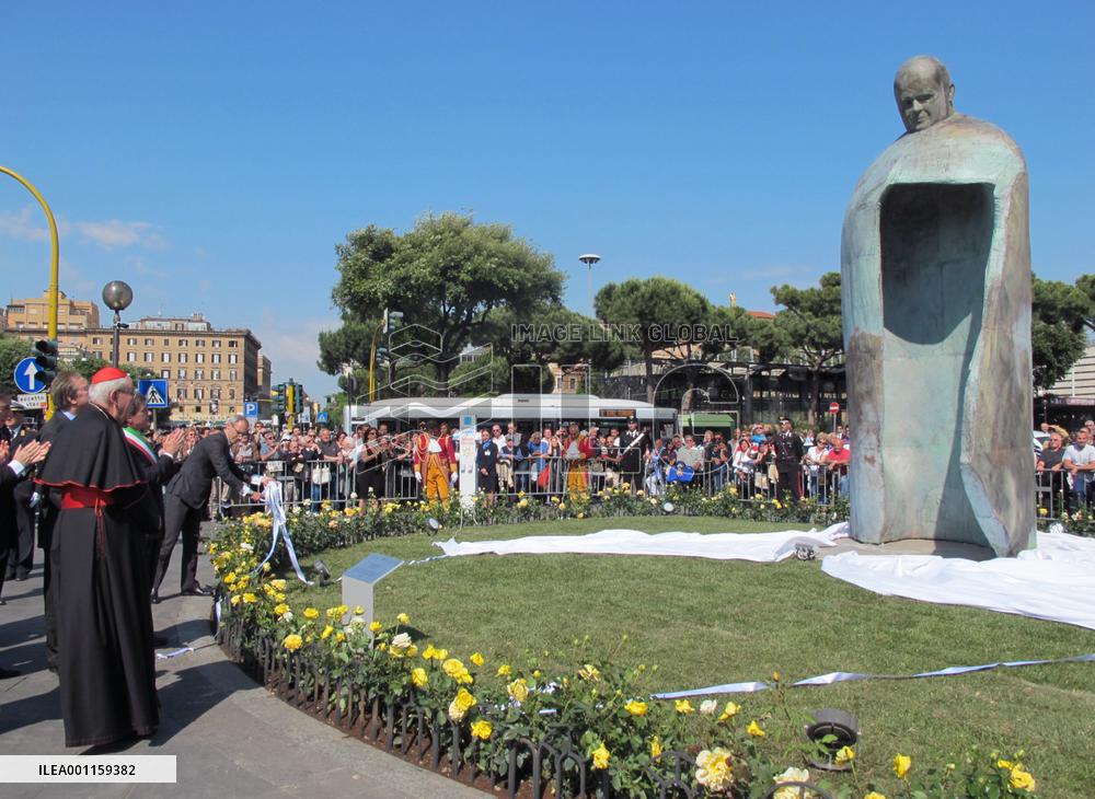 Pope's statue