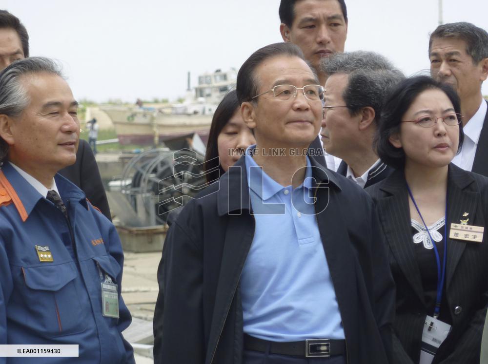 Chinese premier Wen visits disaster-hit areas