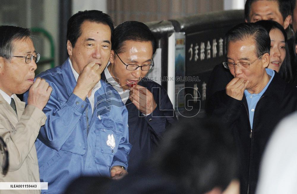 Japan, China, S. Korea leaders promote Fukushima produce