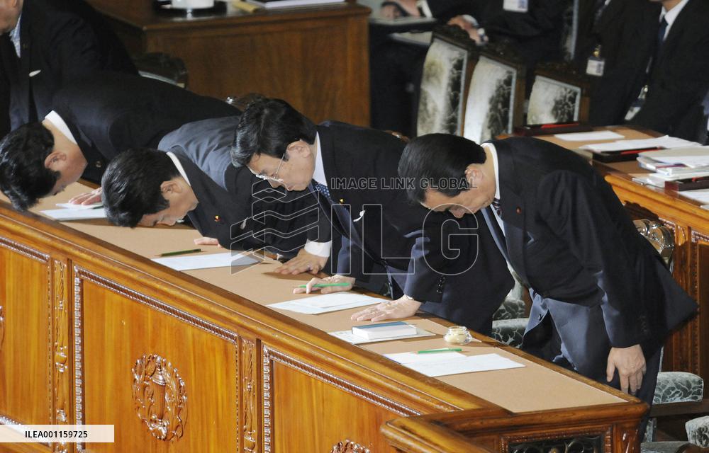 Kan survives no-confidence vote