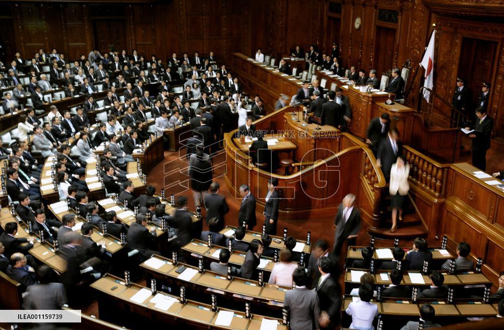 Kan survives no-confidence motion