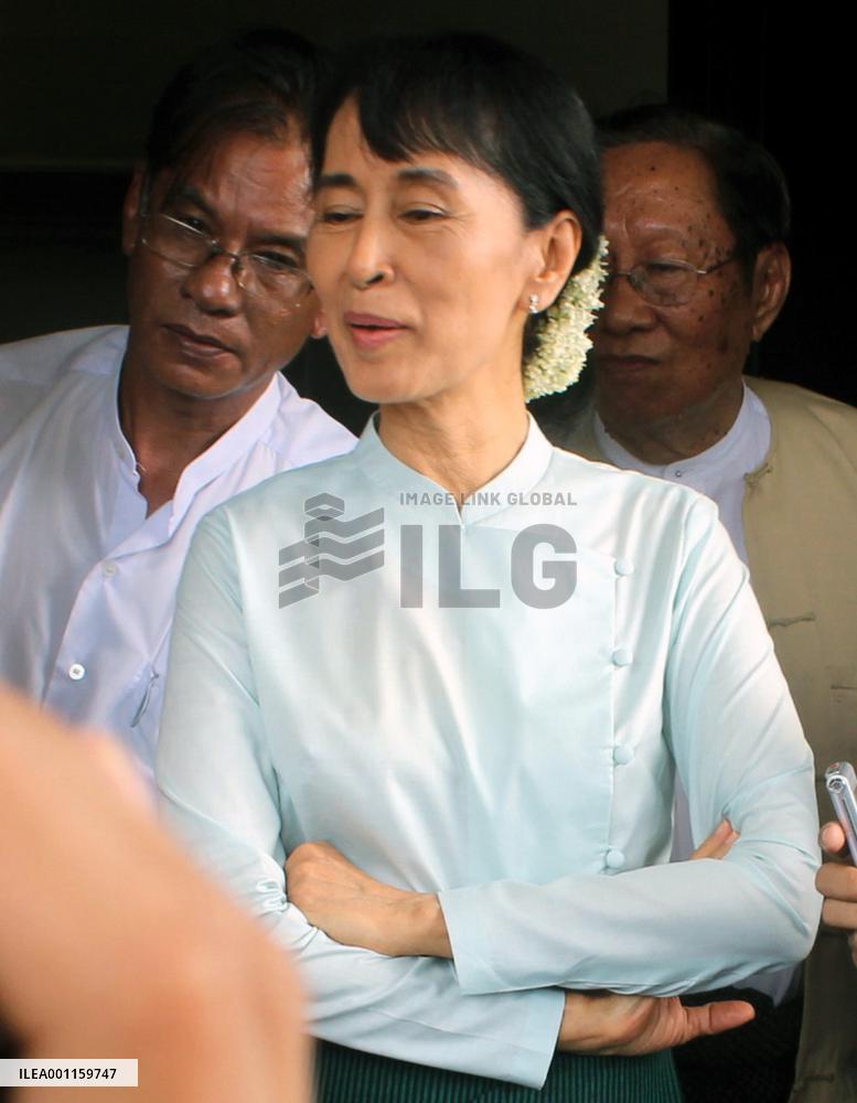 Suu Kyi meets U.S. Sen. McCain