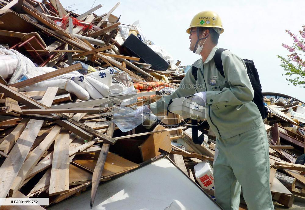 Japan eyes radiation dose limit for debris removers