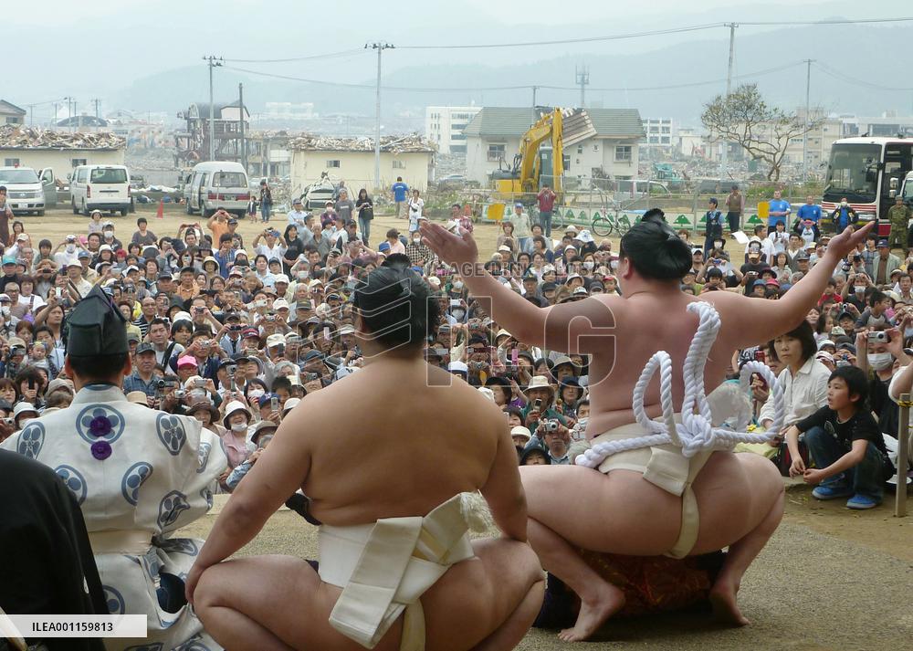 Hakuho in disaster area