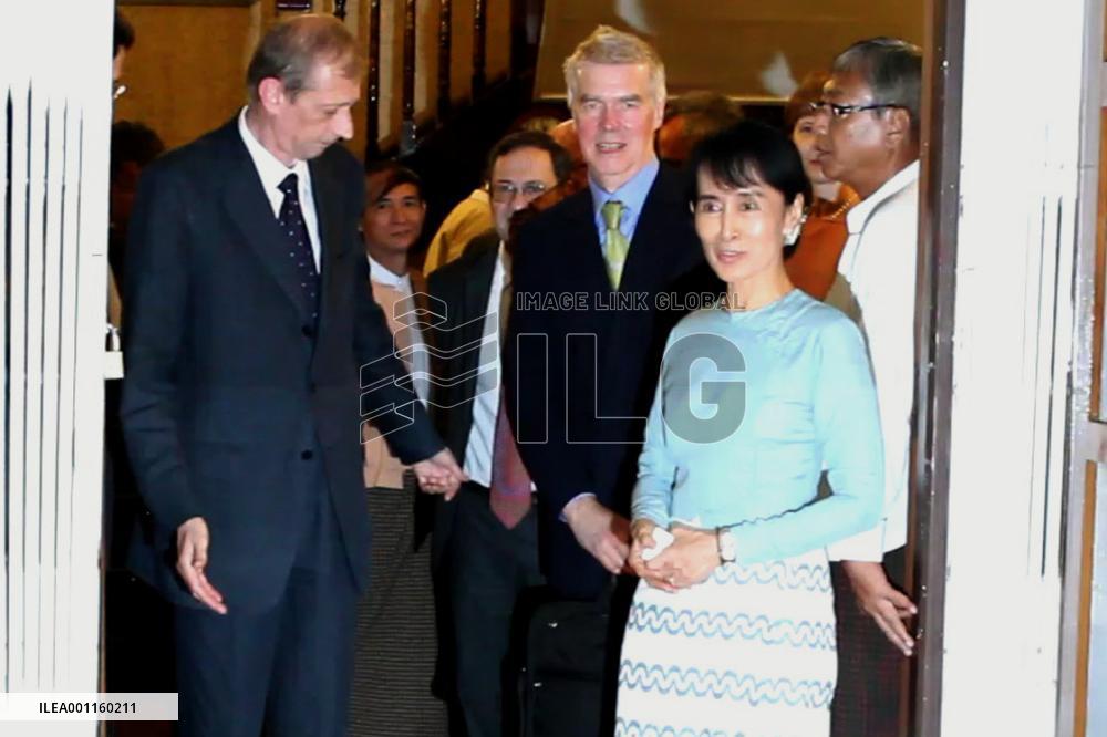 Suu Kyi meets EU delegation
