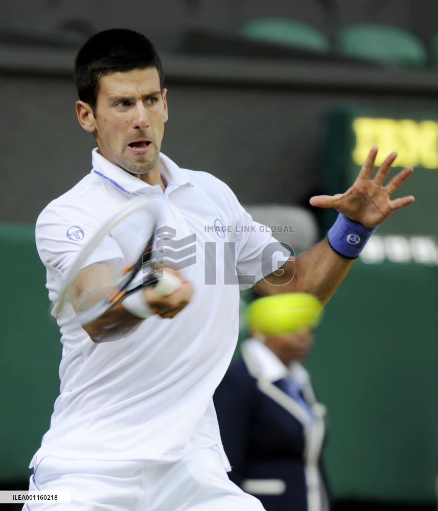Djokovic advances to 2nd round at Wimbledon