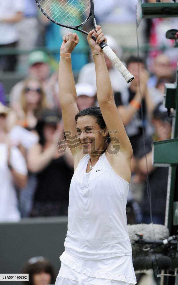 Bartoli beats Serena Williams at Wimbledon