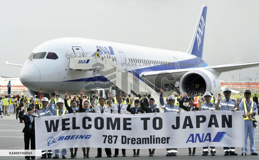 Boeing 787 arrives in Haneda for test flights