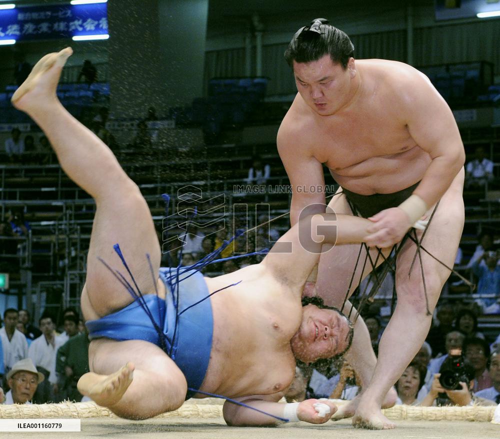Hakuho rolls over Tosayutaka at Nagoya sumo