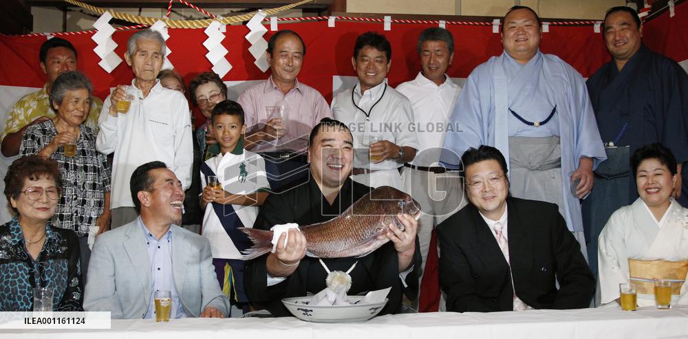 Harumafuji wins 2nd career title at Nagoya sumo