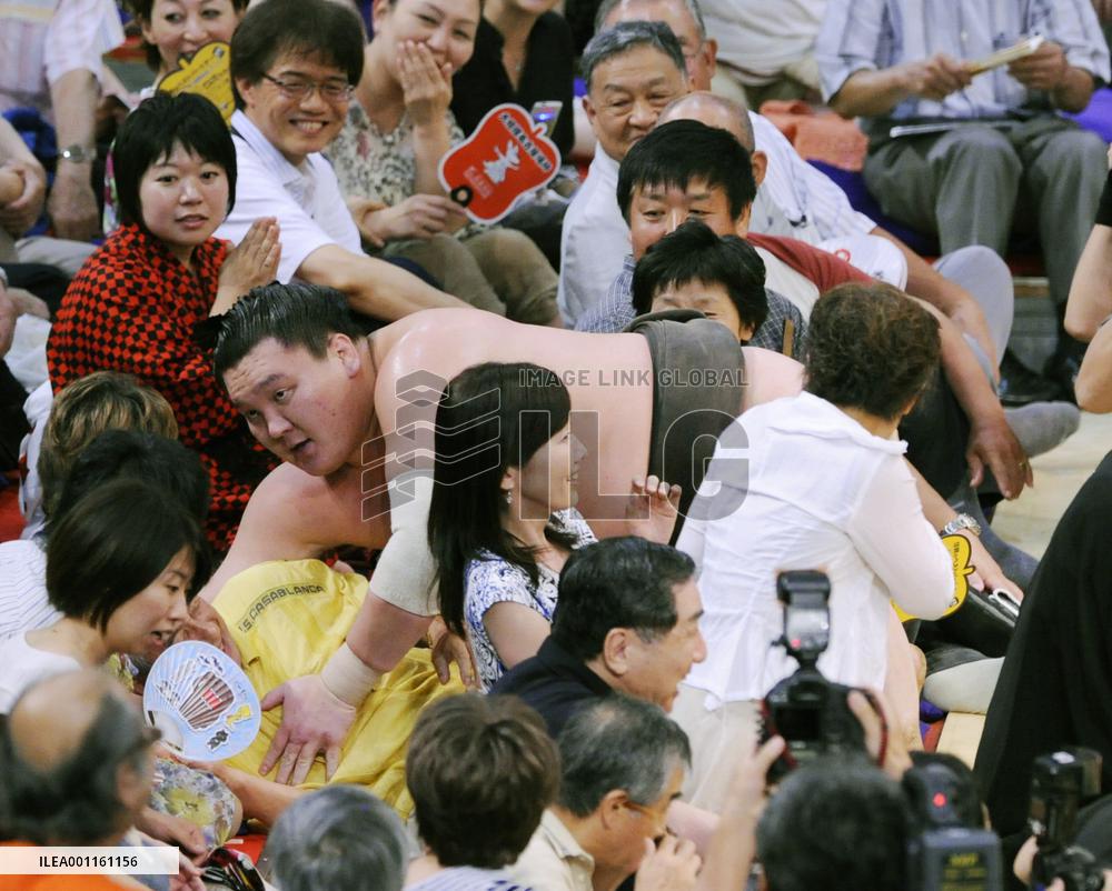 Yokozuna Hakuho suffers loss