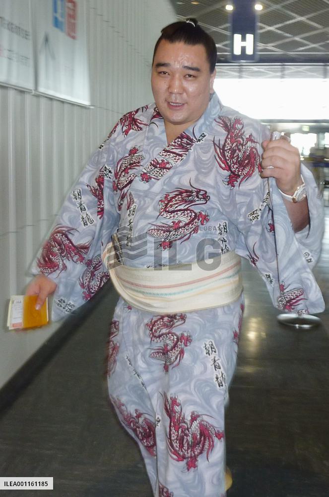 Harumafuji returns to Mongolia after victory