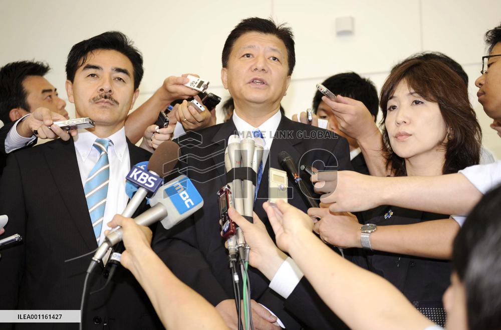 LDP lawmakers depart for Seoul despite entry ban