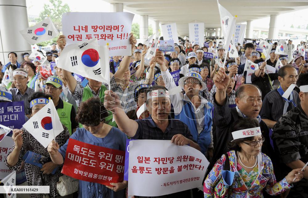LDP lawmakers depart for Seoul despite entry ban