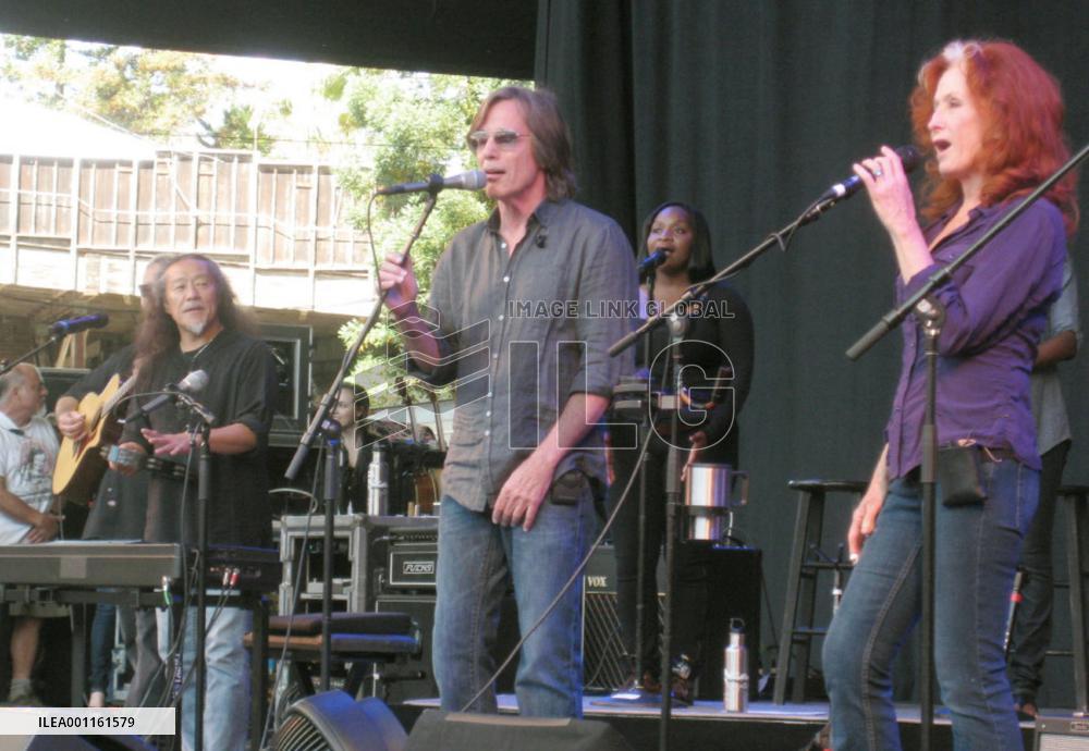 U.S. musicians' safe energy concert