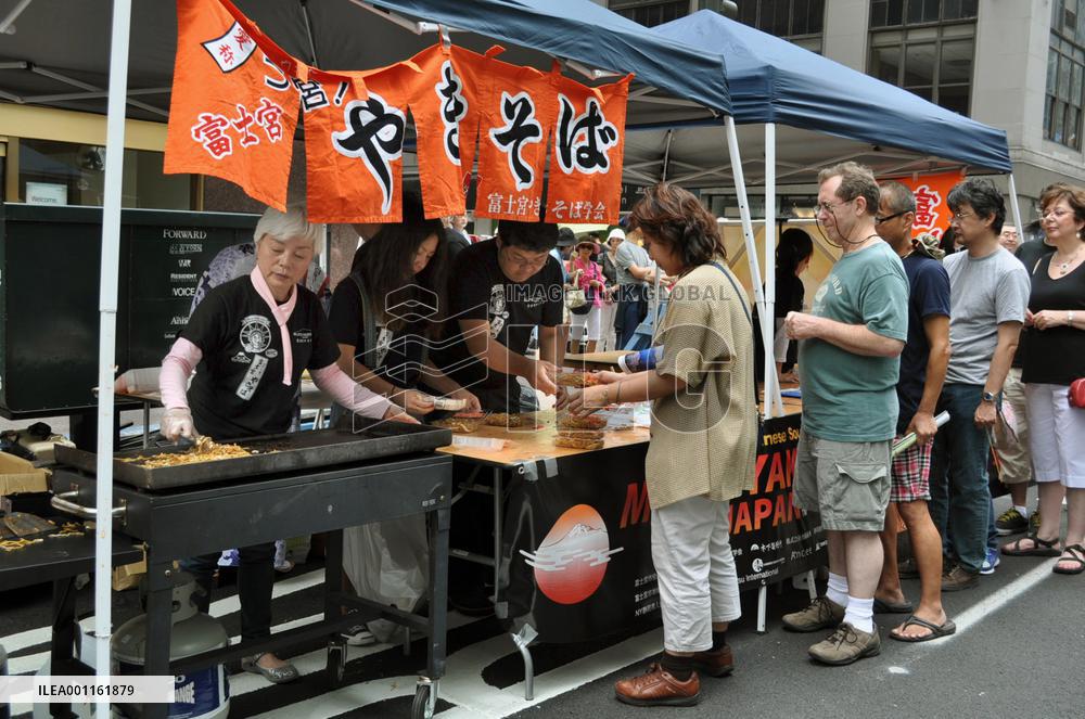 Fujinomiya 'yakisoba' noodles sold at N.Y. street fair
