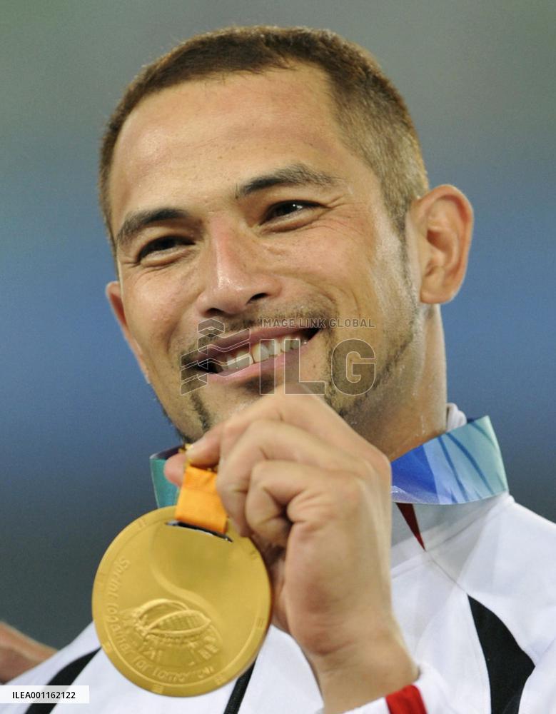 Murofushi wins gold at world c'ships