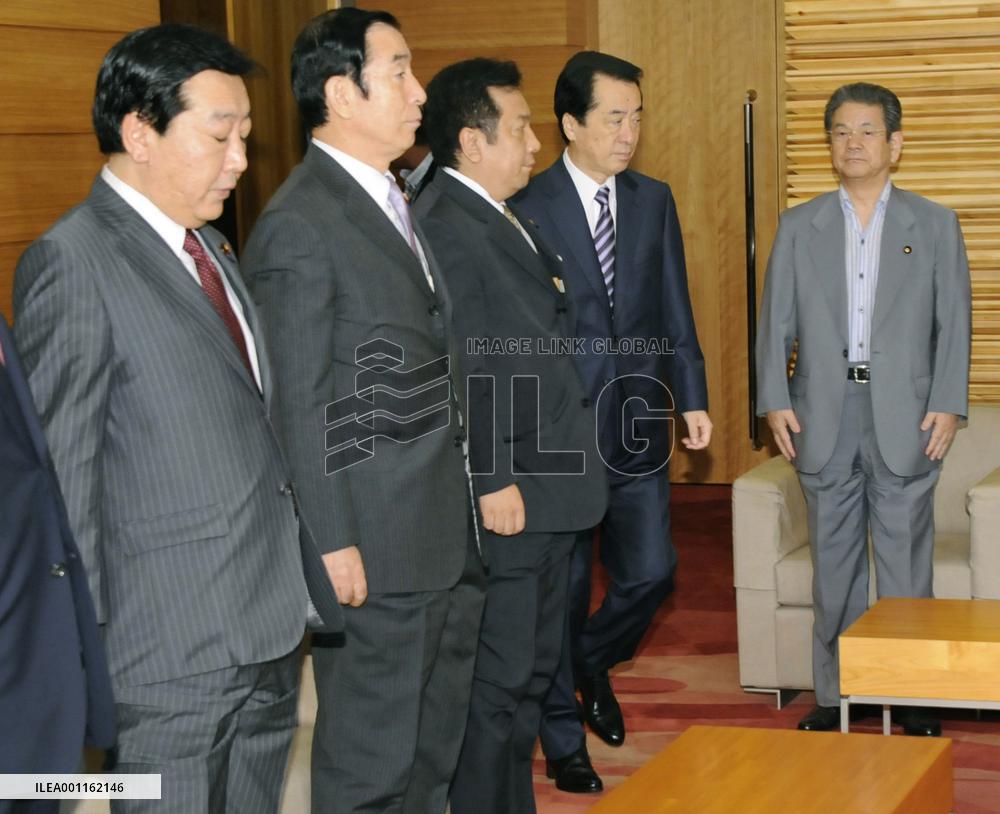 Kan's Cabinet resigns en masse